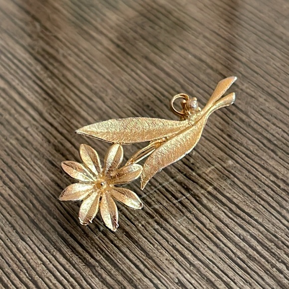 Vintage Textured Daisy Pin - Picture 14 of 14